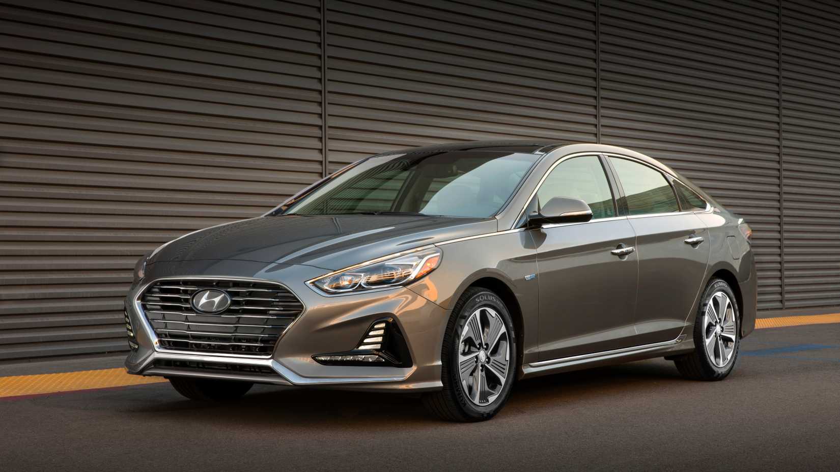 Three-quarter front view of a 2017 gray Hyundai Sonata hybrid
