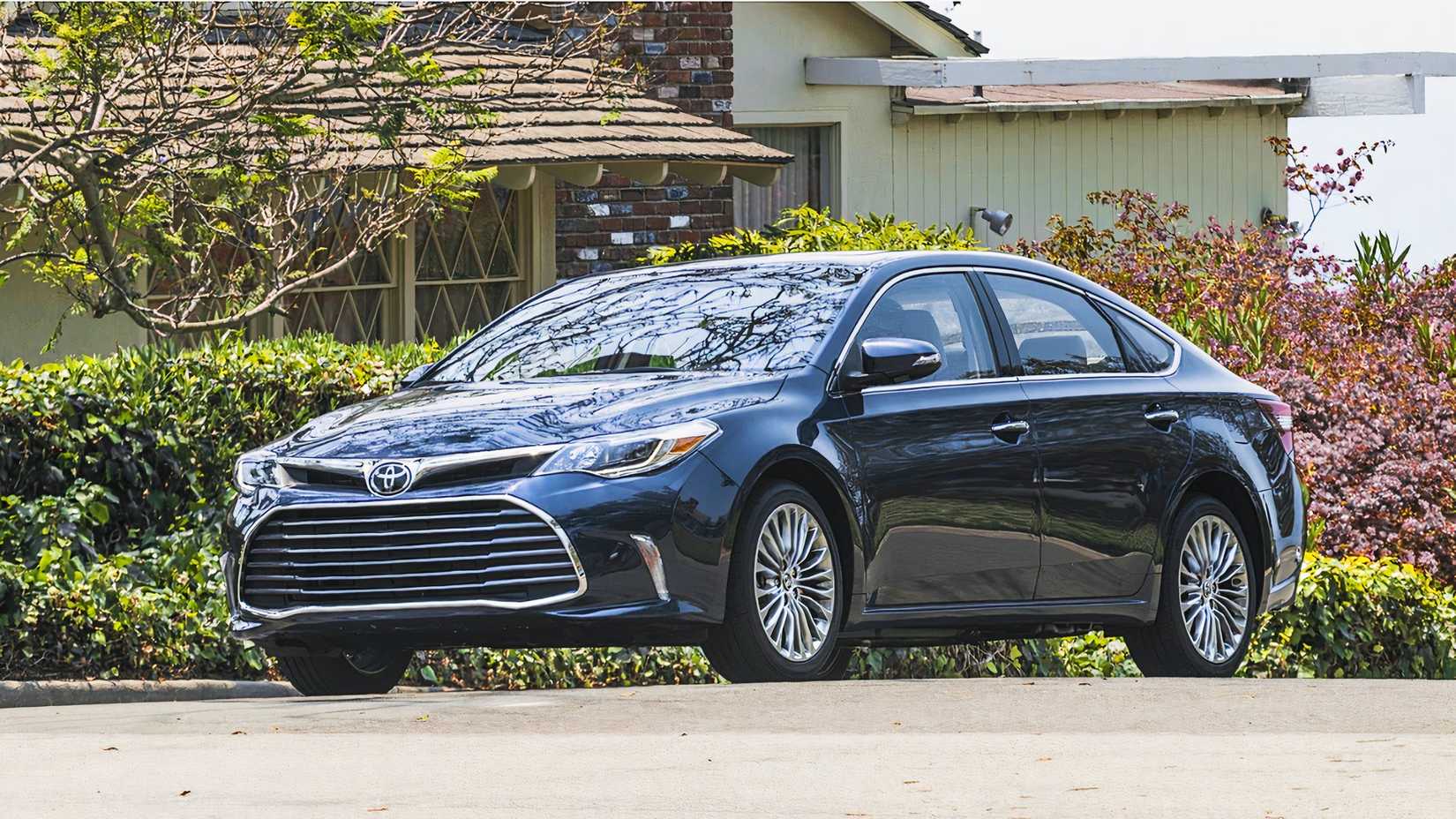 A blue 2018 Toyota Avalon Hybrid is parked. 