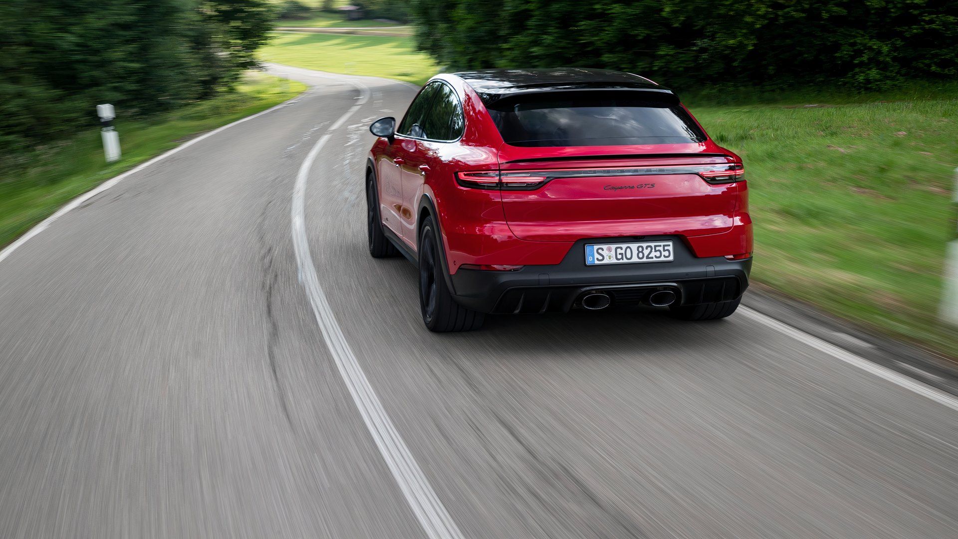 2020 Porsche Cayenne em condução vermelha