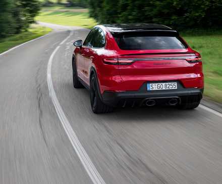 2020 Porsche Cayenne em condução vermelha