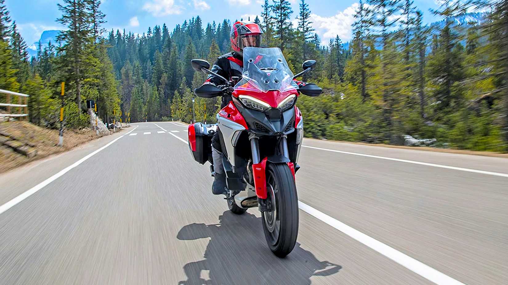 2025 Ducati Multistrada V4 navegando na estrada