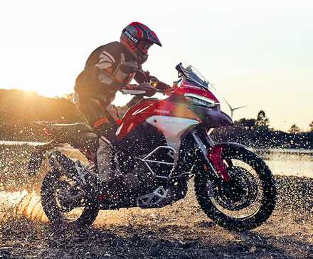 Piloto em uma Ducati Multistrada V4 S 2024