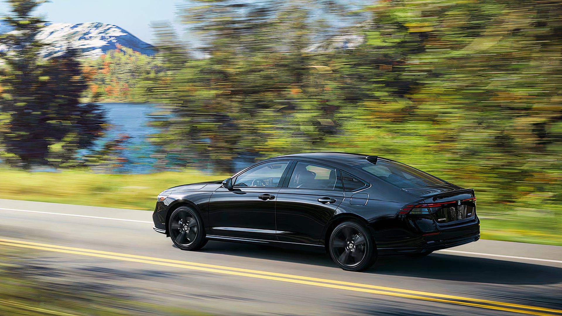 Um carro híbrido preto de médio porte Honda Accord Hybrid 2024. 