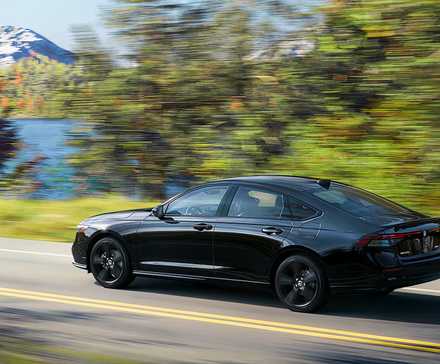 Um carro híbrido preto de médio porte Honda Accord Hybrid 2024.