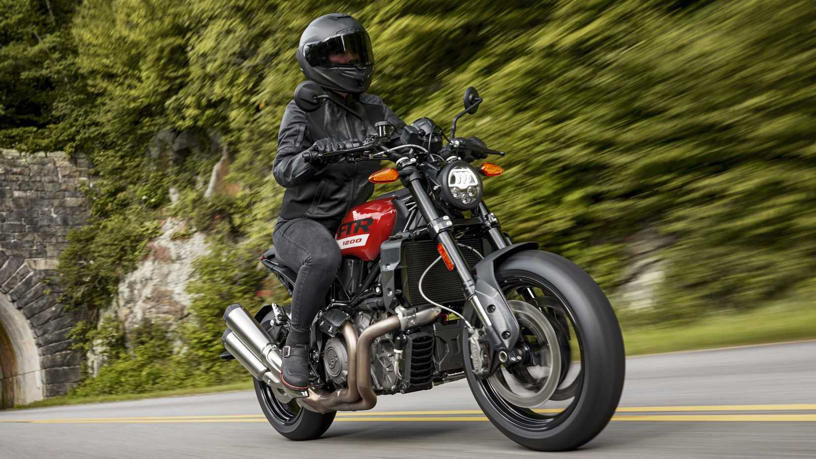 2024 Indian FTR 1200 motocicleta americana esportiva acelerando vista frontal do terceiro quarto