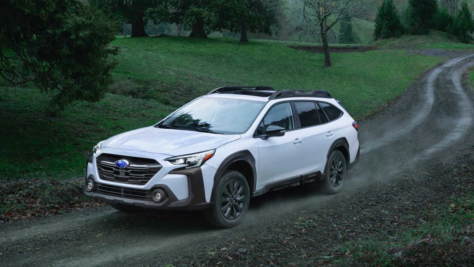 2024 Subaru Outback em uma estrada de terra
