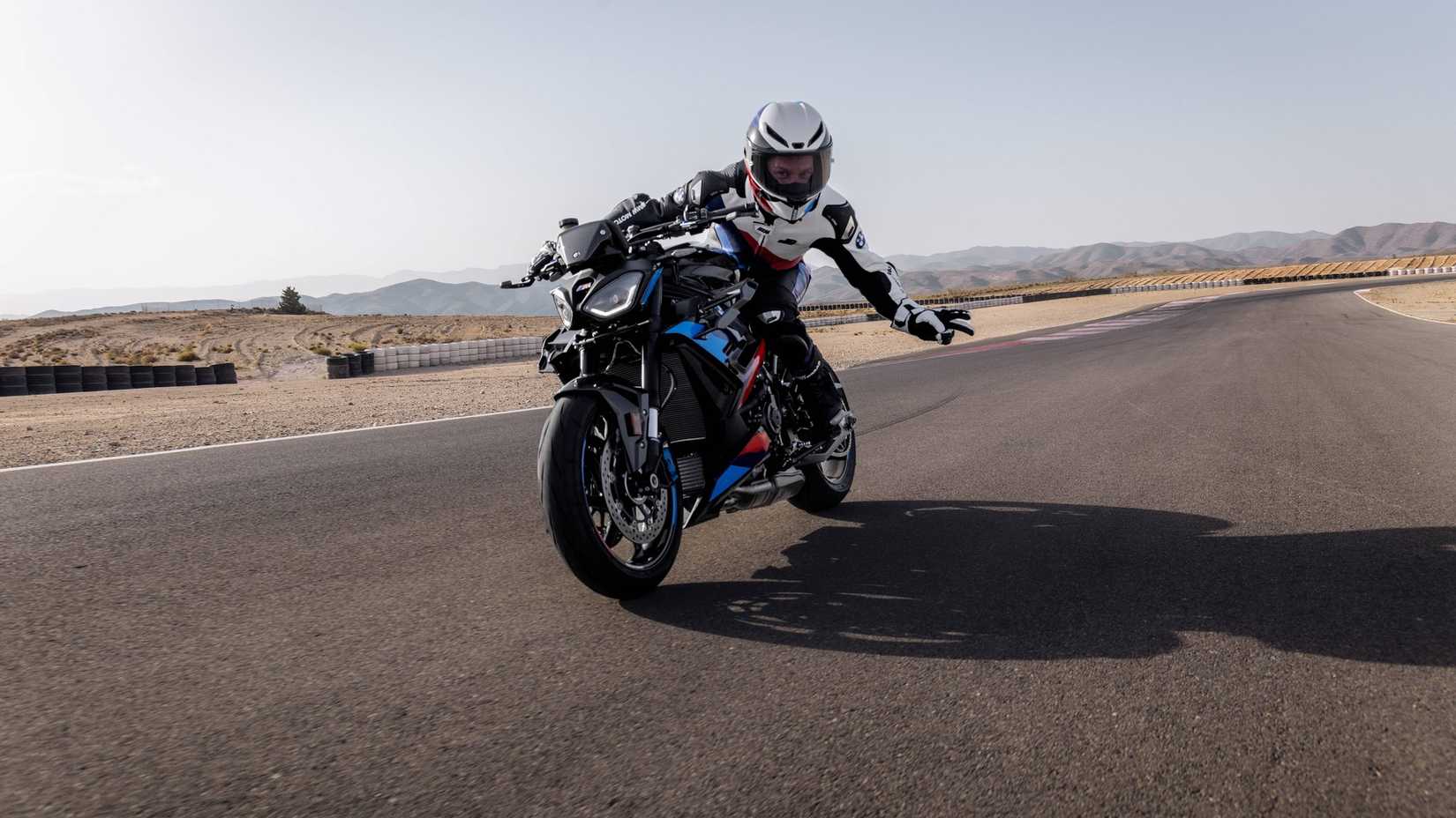 2025 BMW M 1000 R Ação