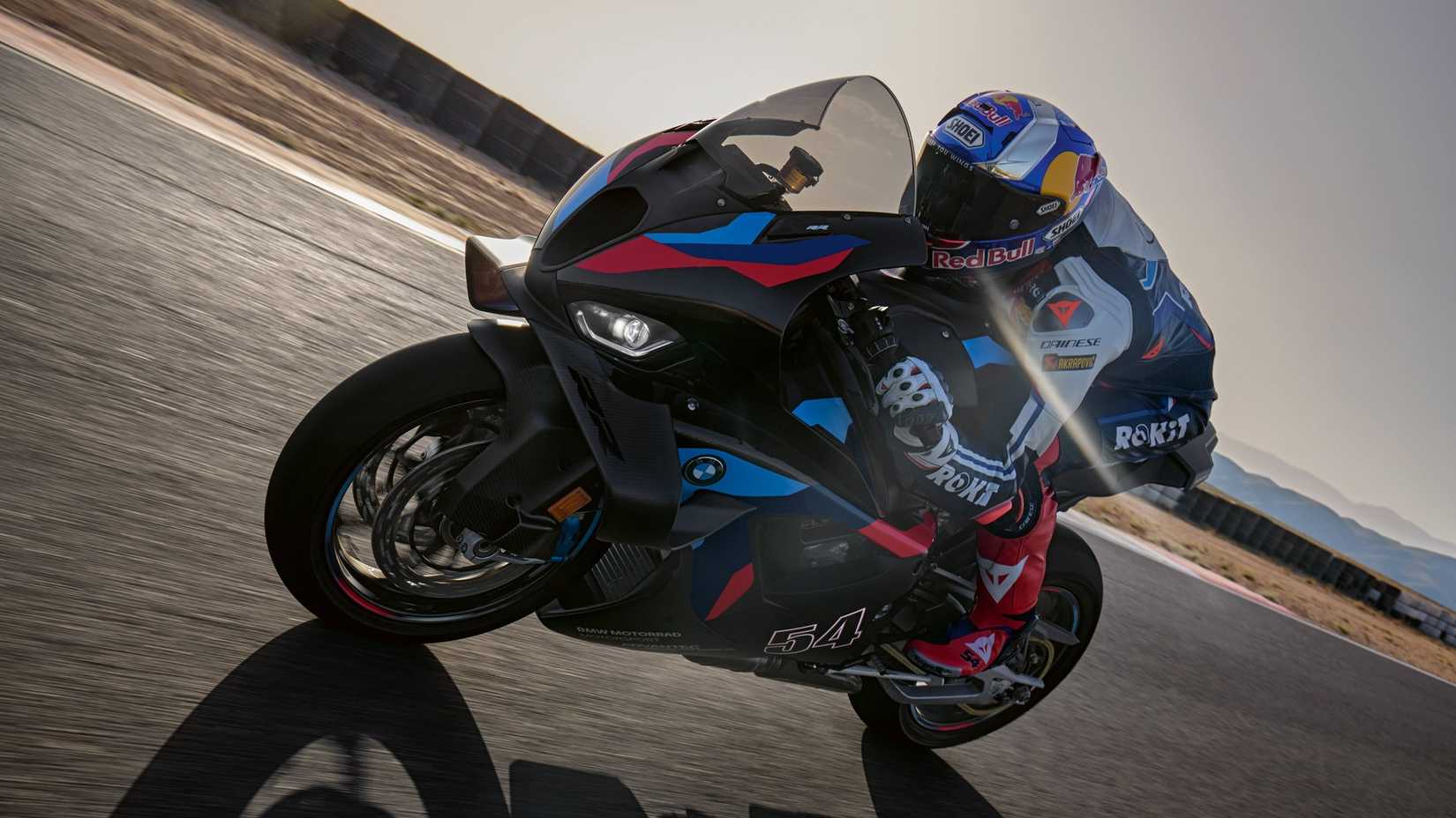 2025 BMW M 1000 RR Panorâmica em uma pista
