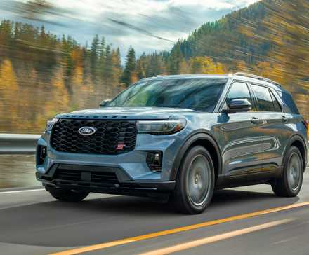 Um Ford Explorer ST 2025 dirigindo pela estrada