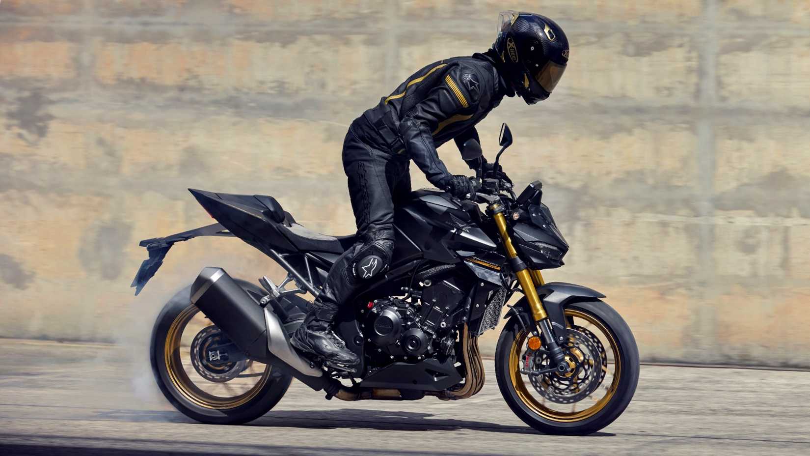 Tiro lateral da Honda CB1000 Hornet SP 2025 queimando