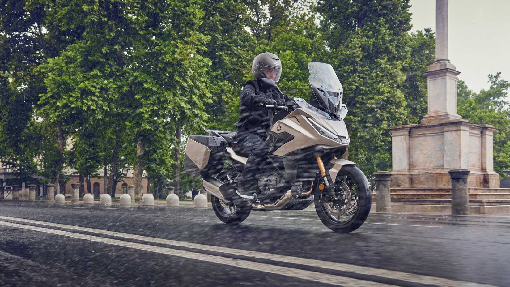2025 Honda NT1100 Action 4