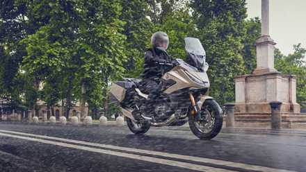 2025 Honda NT1100 andando pela cidade sob tempestade