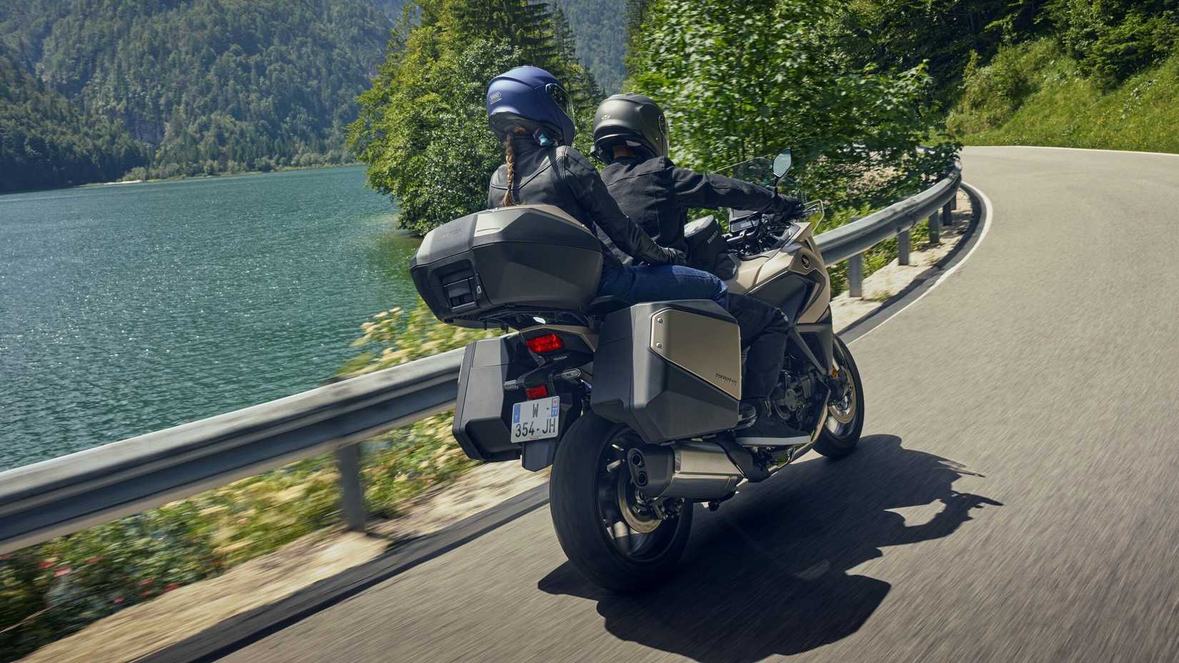 2025 Honda NT1100 ação traseira