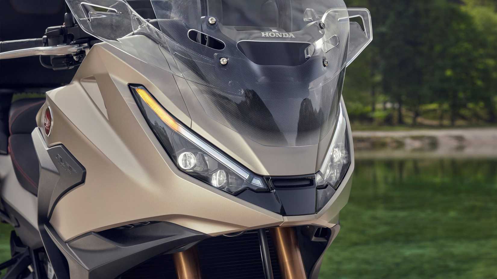 Close-up do design do farol Honda NT1100 2025