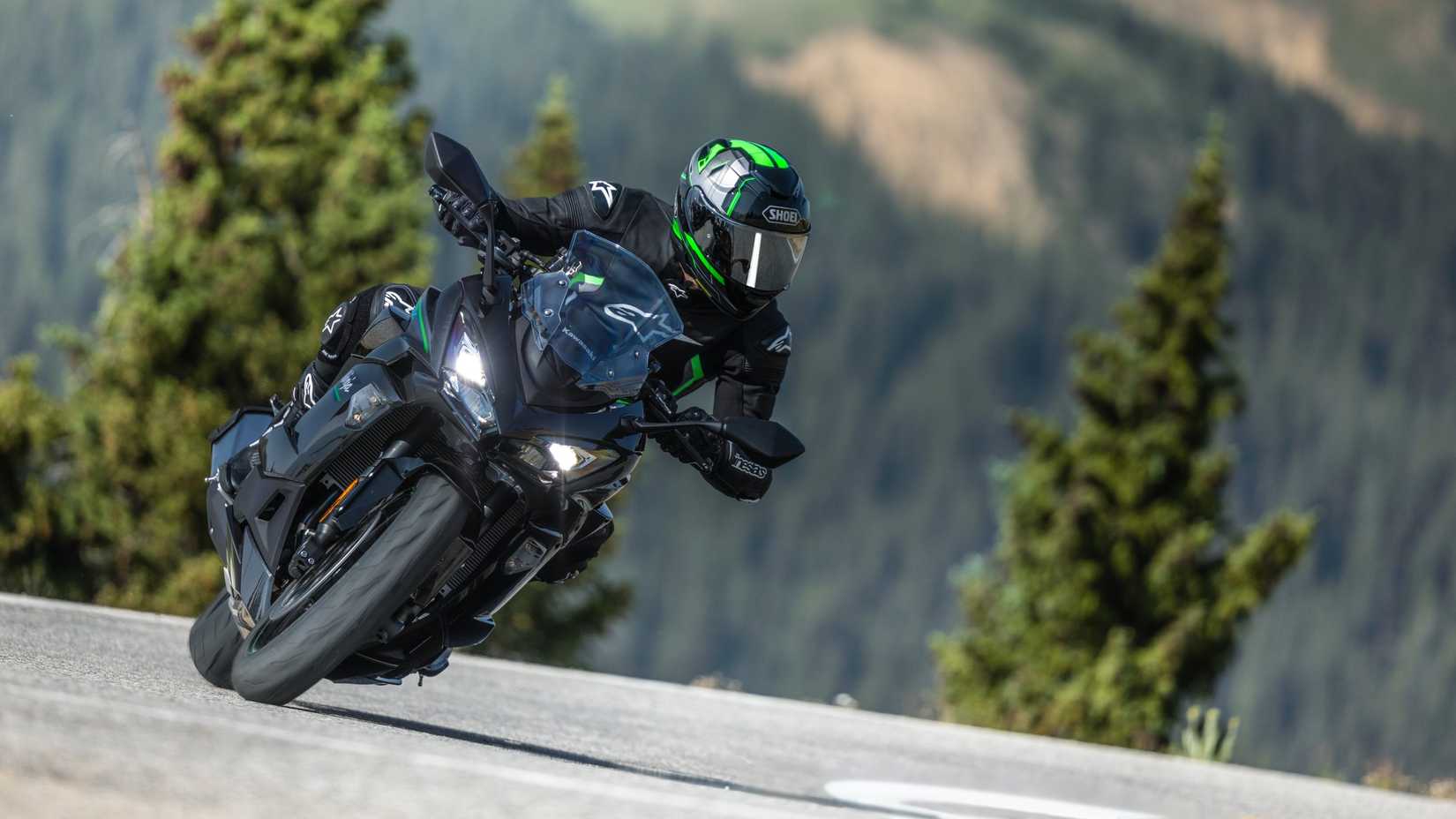 2025 Kawasaki Ninja 1100SX Press Shots (1)