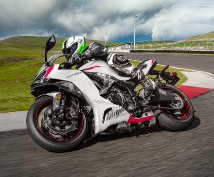2025 Kawasaki Ninja ZX-6R Ação Branca