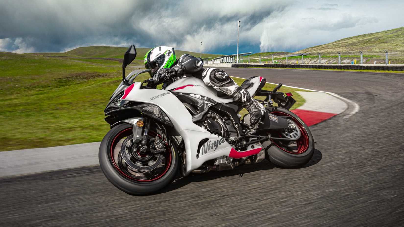 2025 Kawasaki Ninja ZX-6R Ação Branca