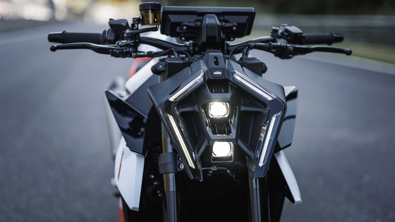 Close do farol 2025 KTM 990 Duke R