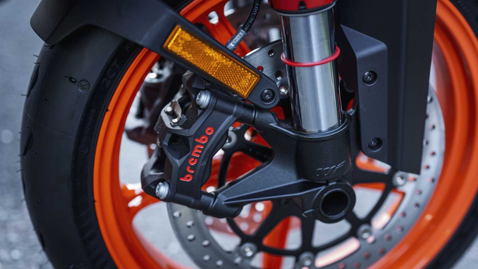 2025 KTM 990 Duke R Press Images (5)