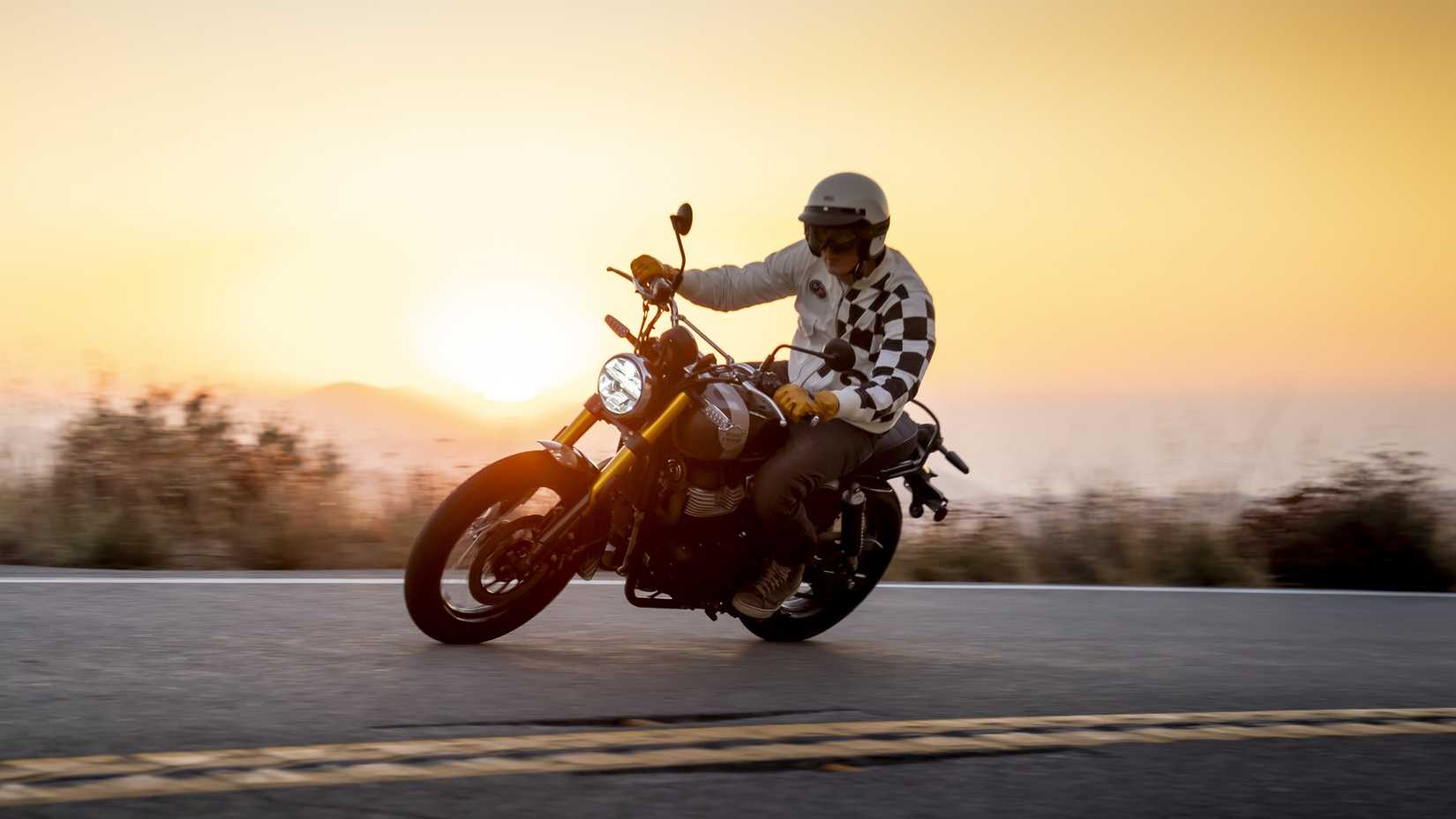 2025 Royal Enfield INT Bear 650 Action (5)