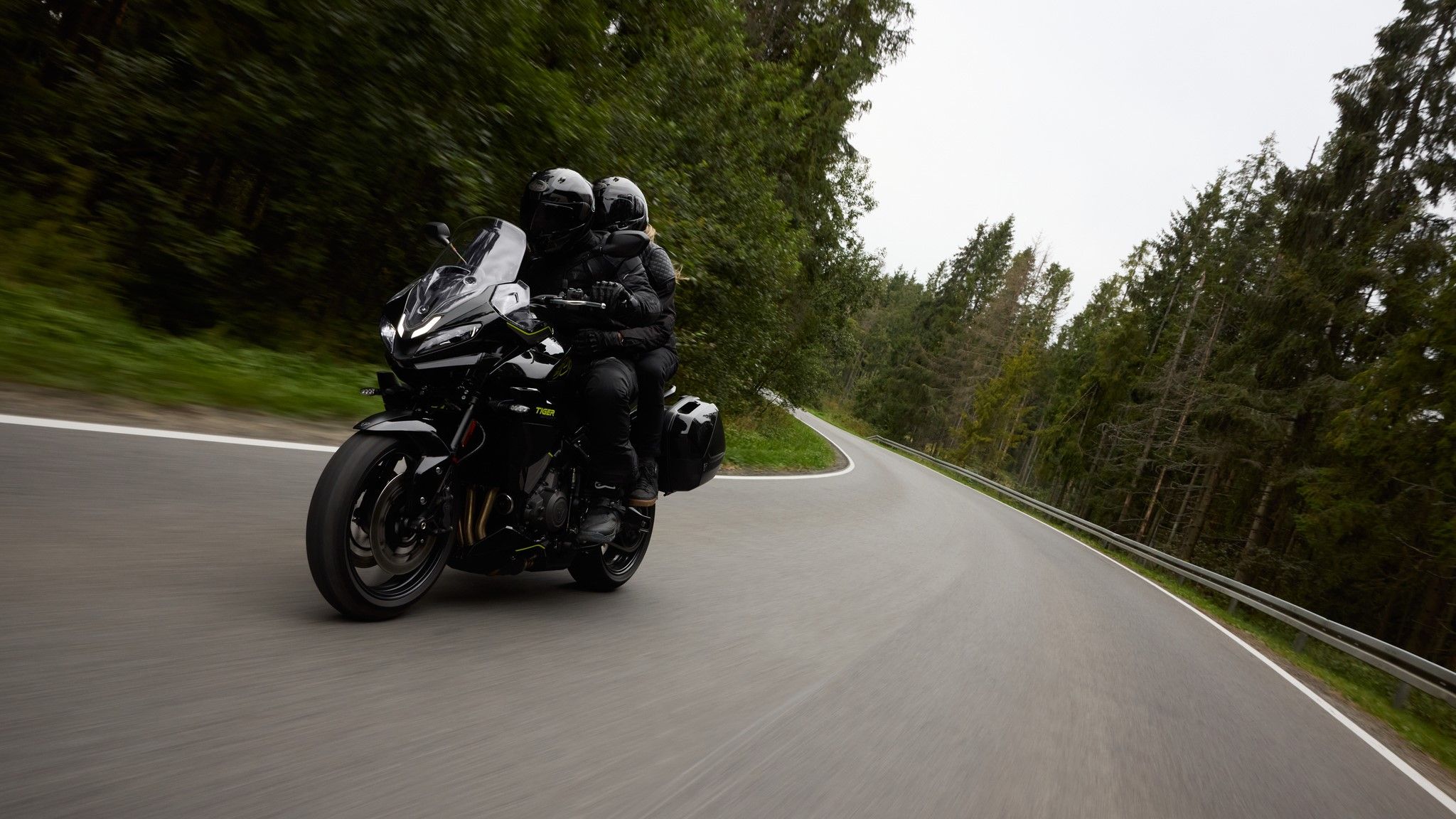 2025 Triumph Tiger Sport 800 Action (1)