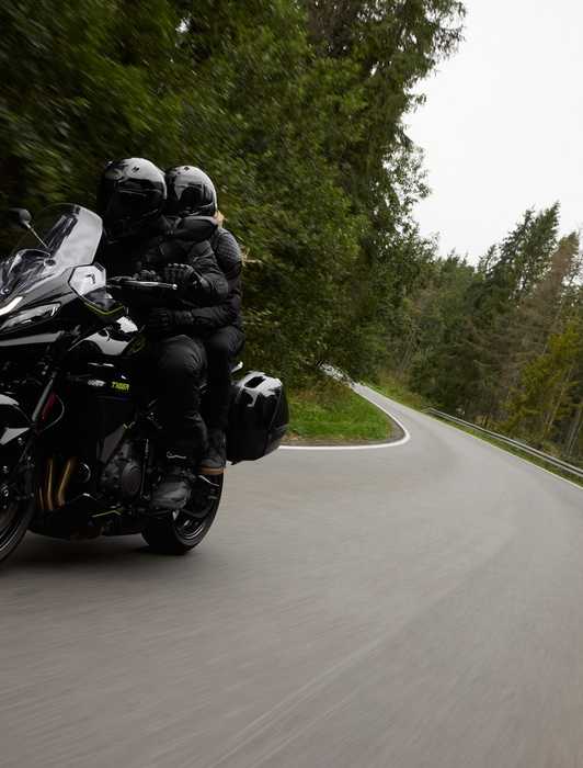 2025 Triumph Tiger Sport 800 Action (1)