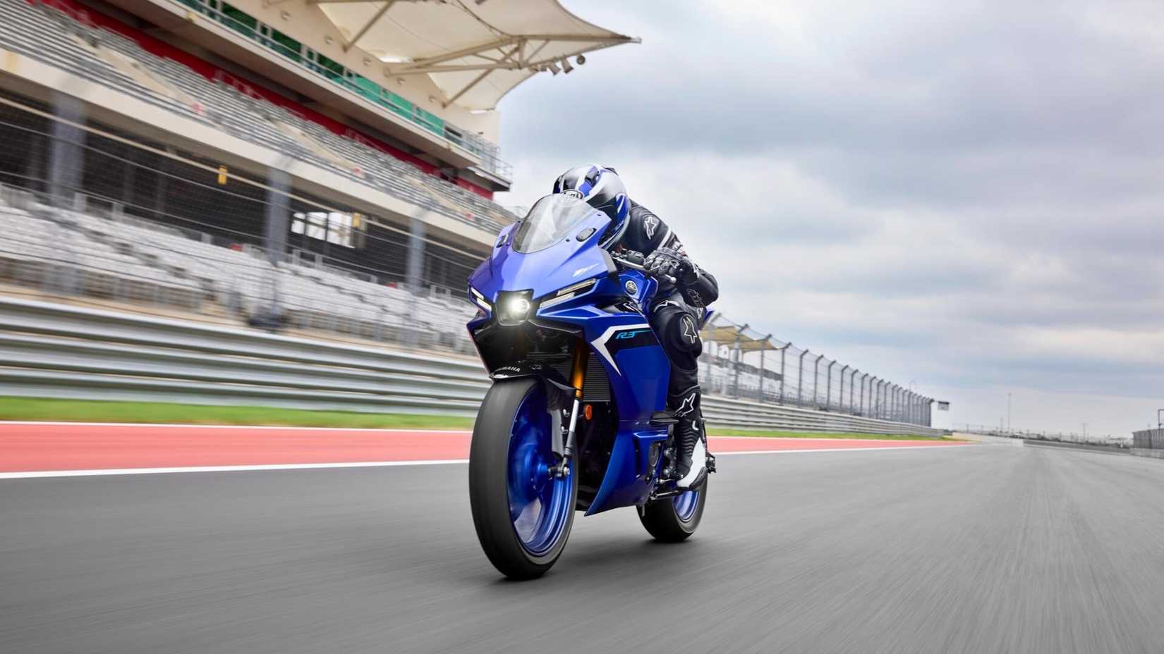 Tiro panorâmico frontal azul 2025 Yamaha YZF-R3 na pista