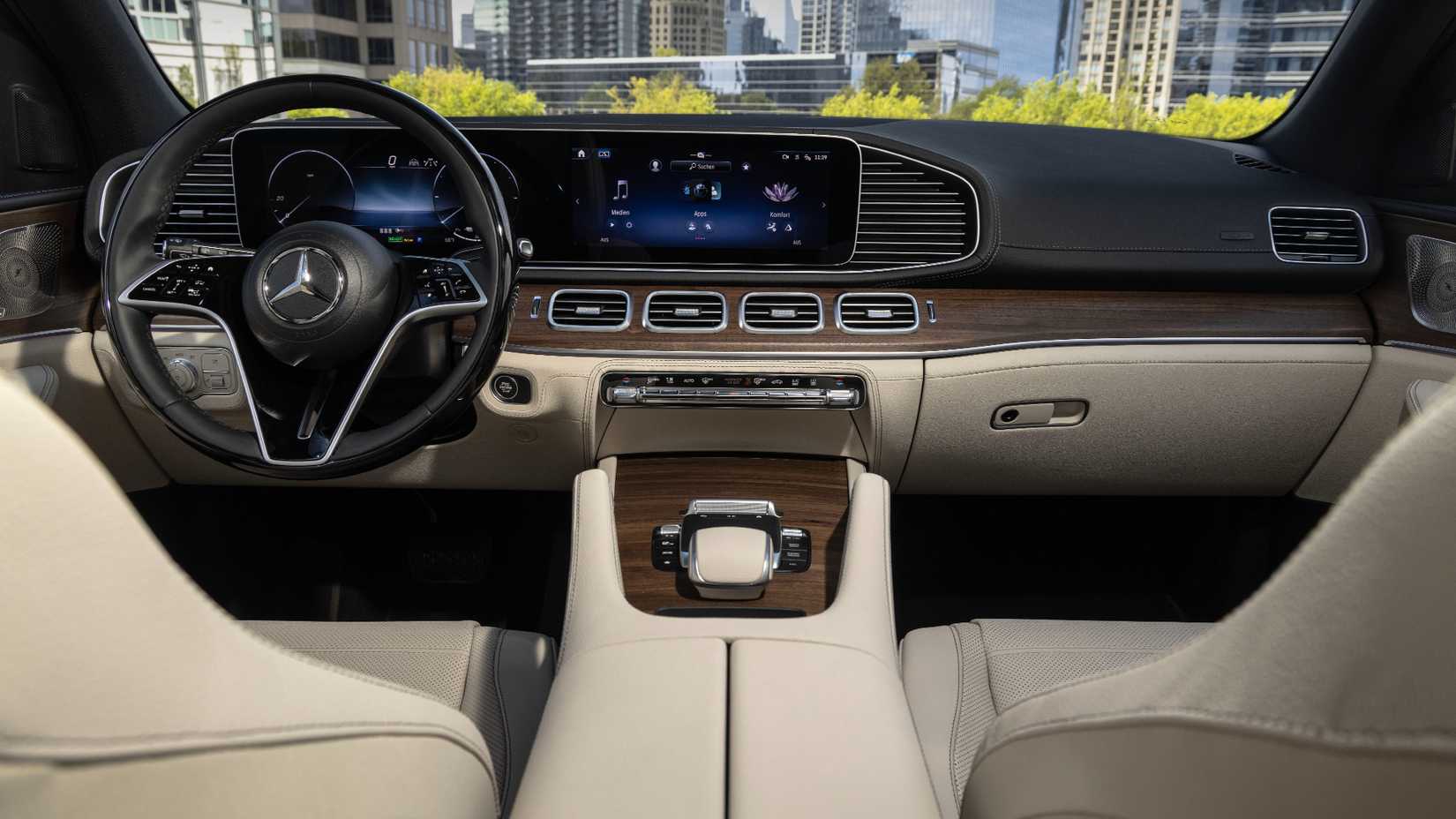 Foto do interior do Mercedes GLE 450e mostrando a cabine dianteira