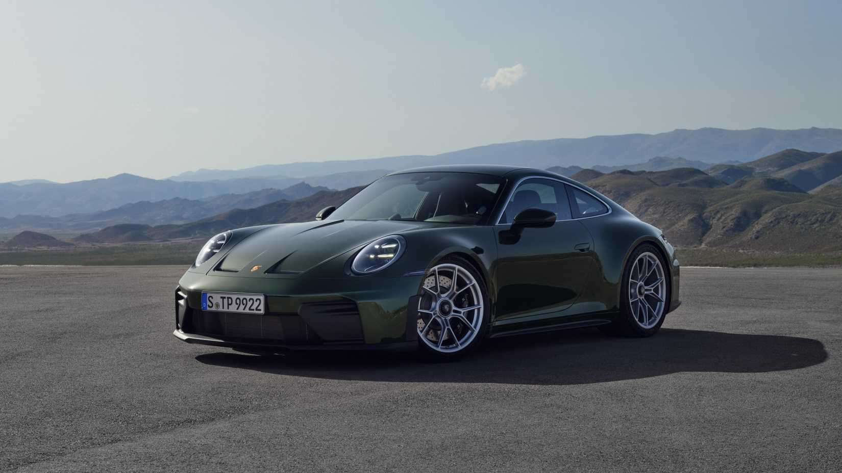 Front three-quarter shot of the 2025 Porsche 911 GT3 Touring