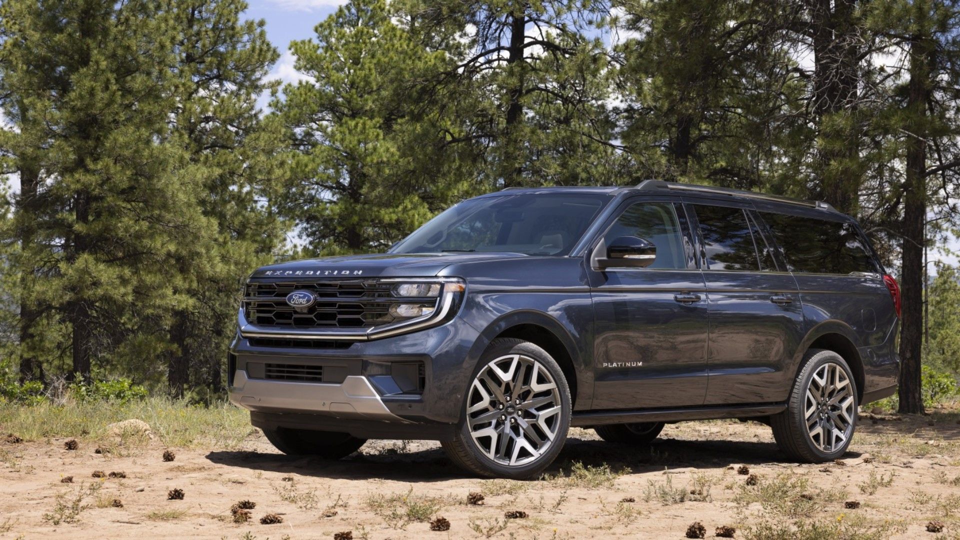 Foto frontal 3/4 de uma Ford Expedition 2025 