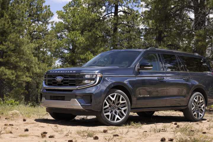 Foto frontal 3/4 de uma Ford Expedition 2025