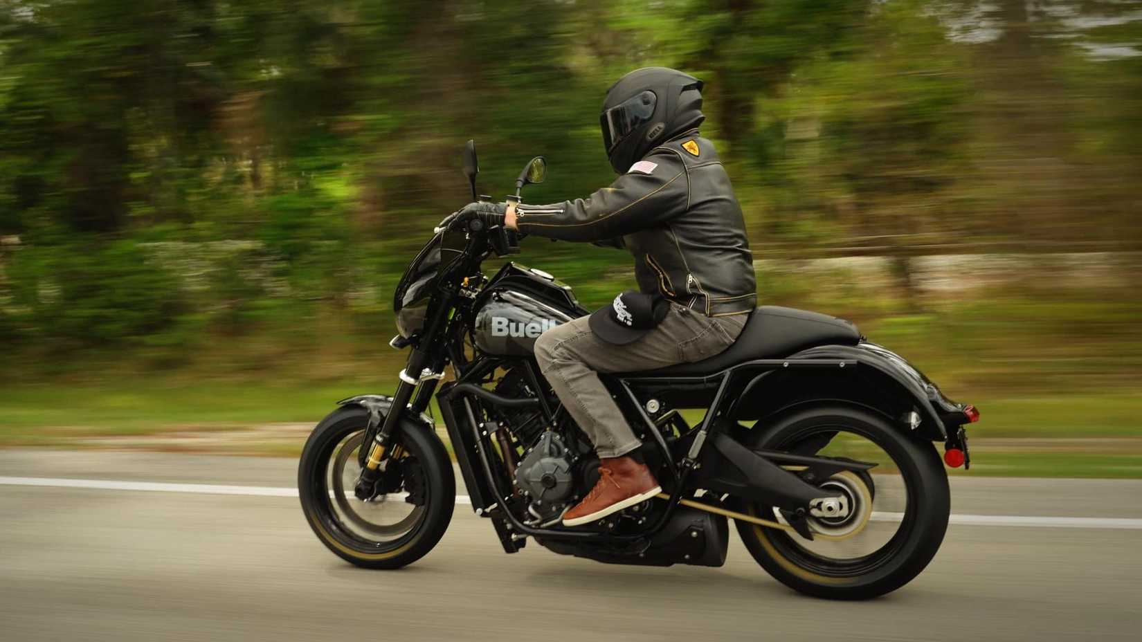 Aceleração do Buell Super Cruiser 2025 em via pública, vista traseira do terceiro quarto