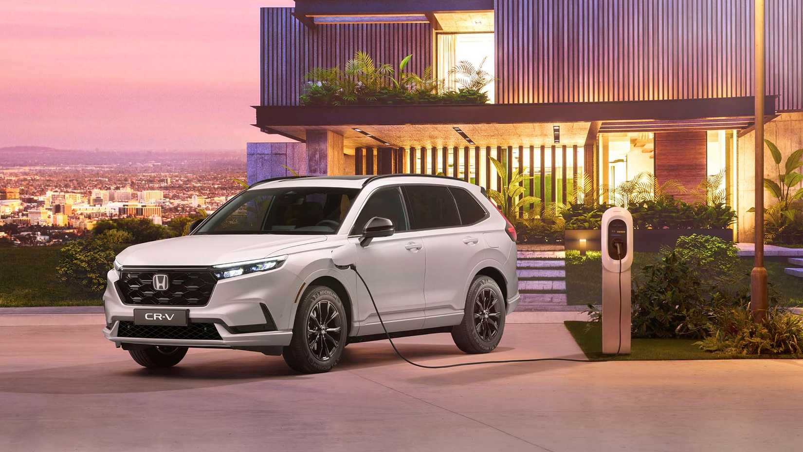 Um Honda CR-V e:PHEV 2025 sendo carregado