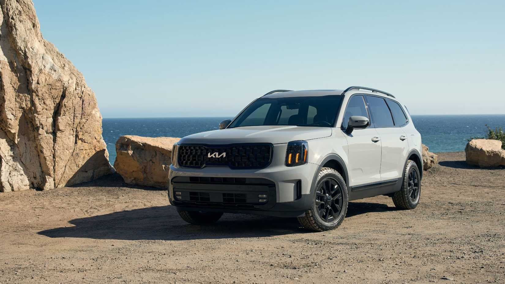 Front 3/4 shot of the 2025 Kia Telluride in front of scenic environment
