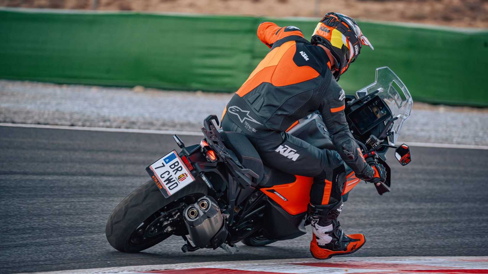 2025 KTM 1390 Super Adventure S Evo ação na pista