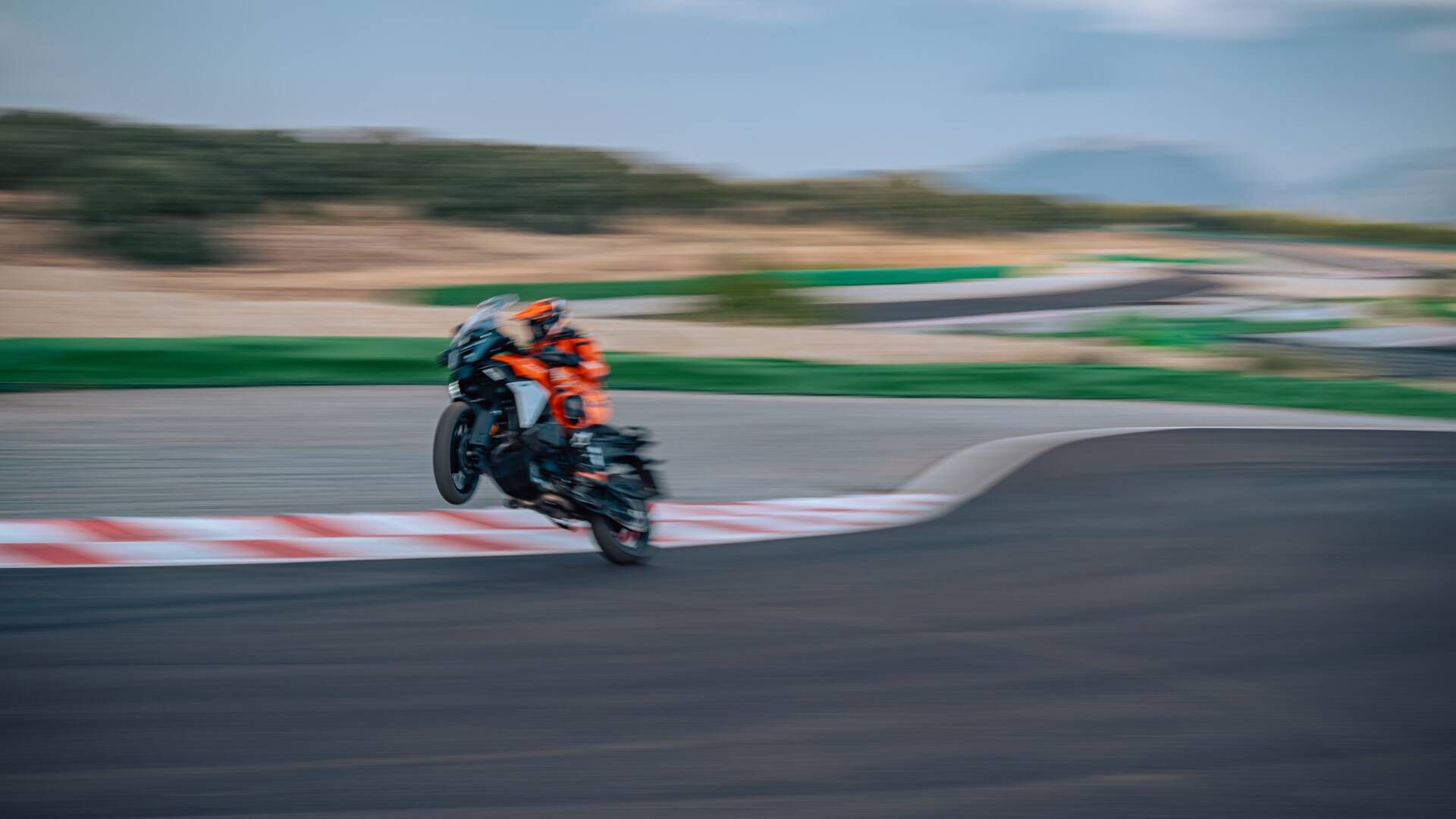 KTM 1390 Super Adventure S Evo empinado de ação