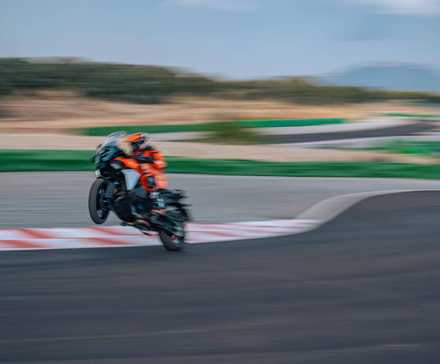 KTM 1390 Super Adventure S Evo empinado de ação