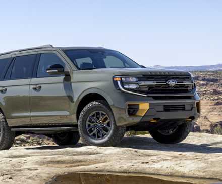 Front 3/4 shot of a 2025 Ford Expedition Tremor