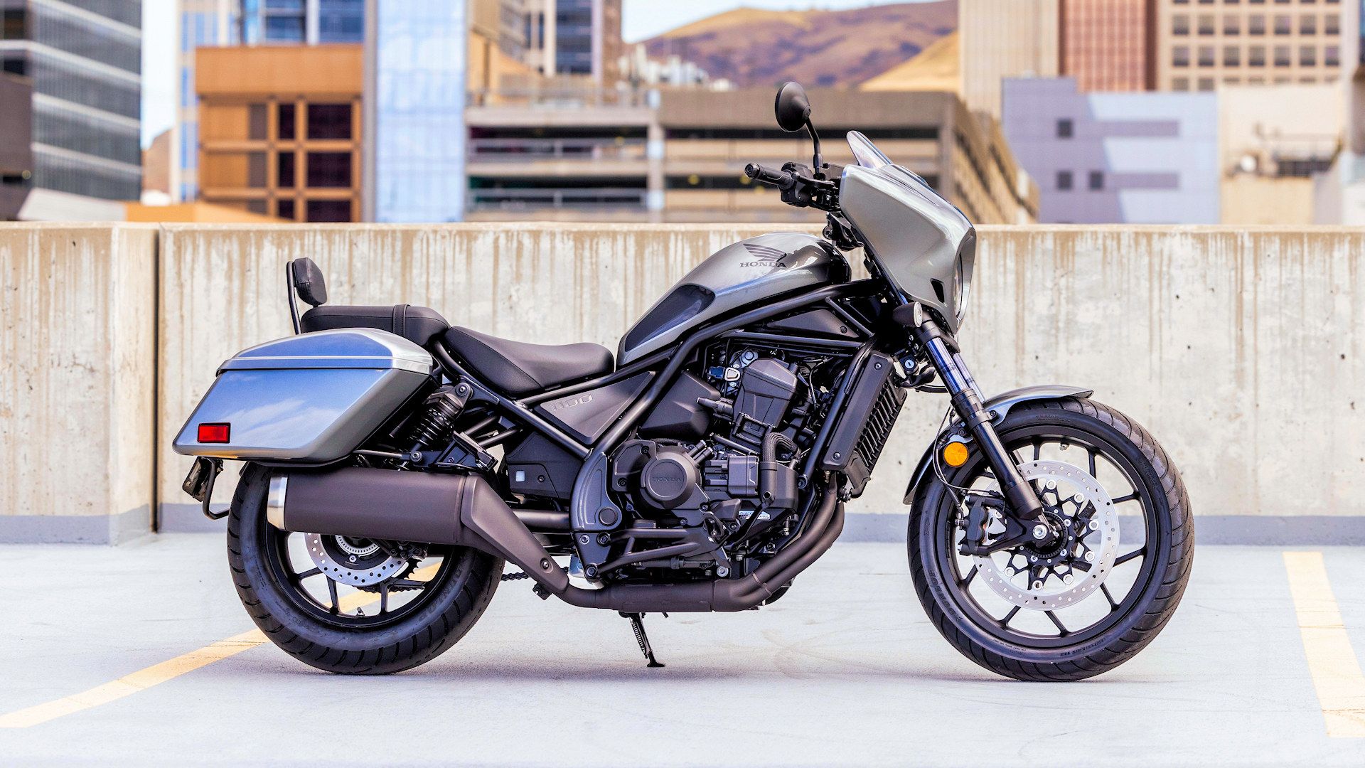Foto de perfil estático da Honda Rebel 1100T 2025 com acessórios