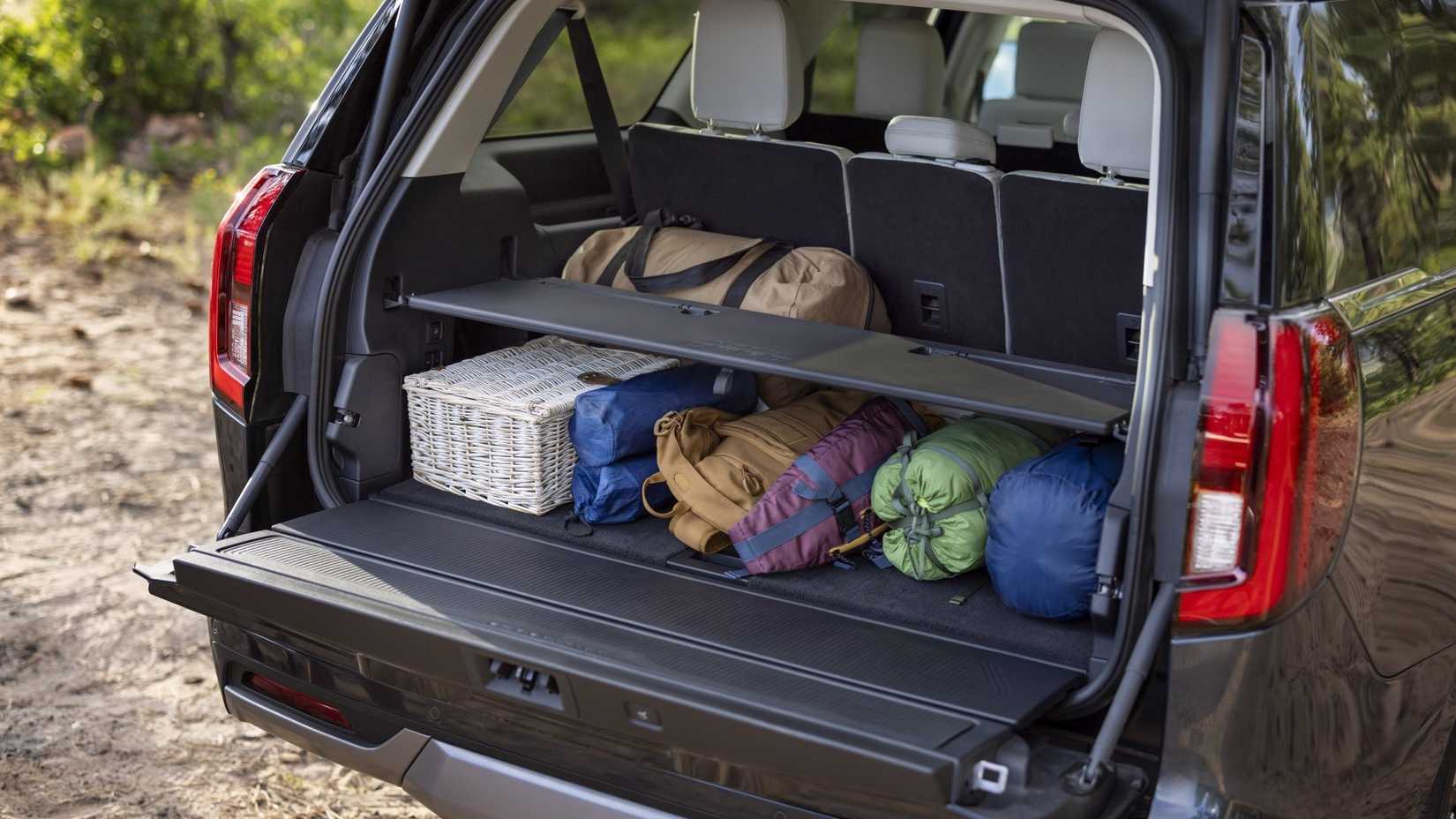 Foto da porta traseira de um Ford Expedition 2025 aberta