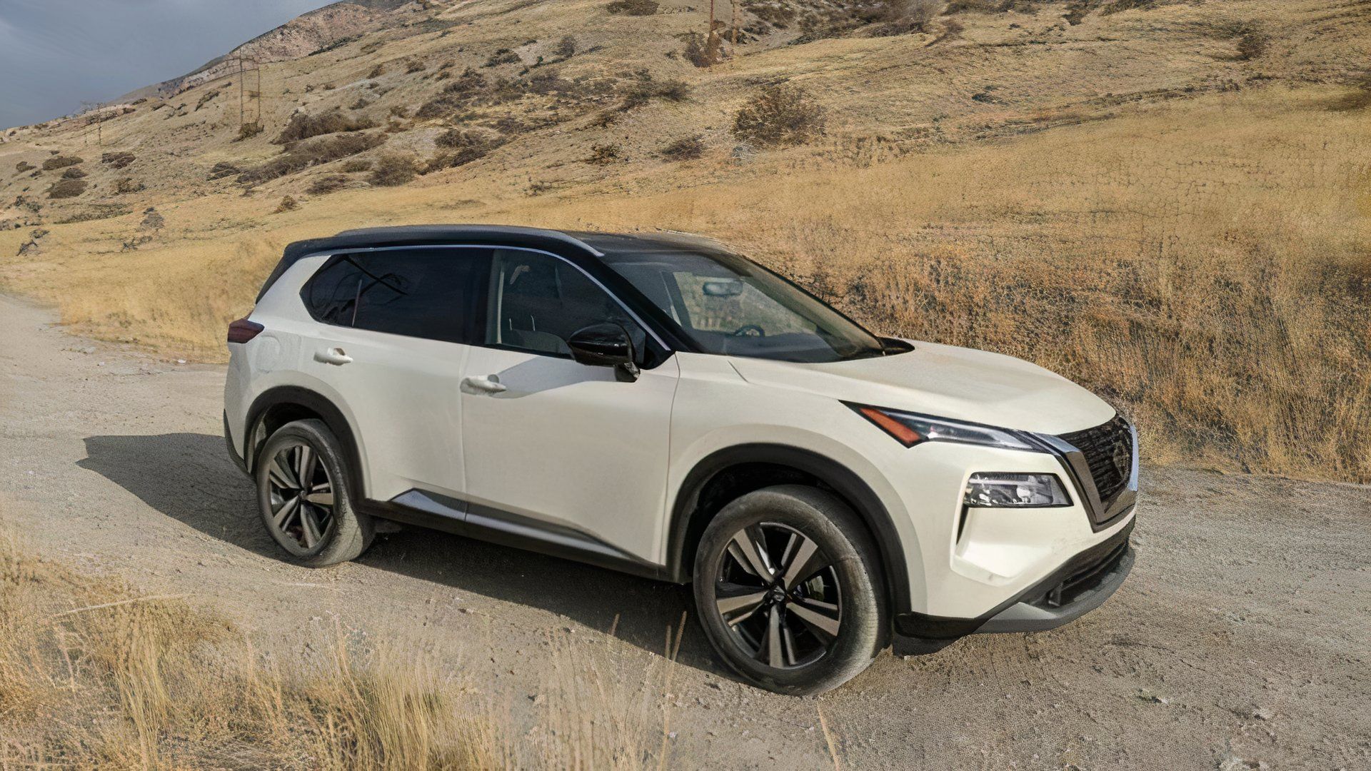 Fotografia lateral de um Nissan Rogue off-road 2021