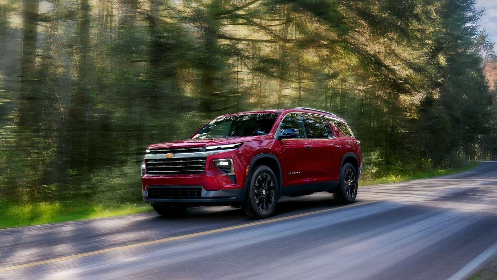 Foto frontal de ação 3/4 de um Chevrolet Traverse 2025