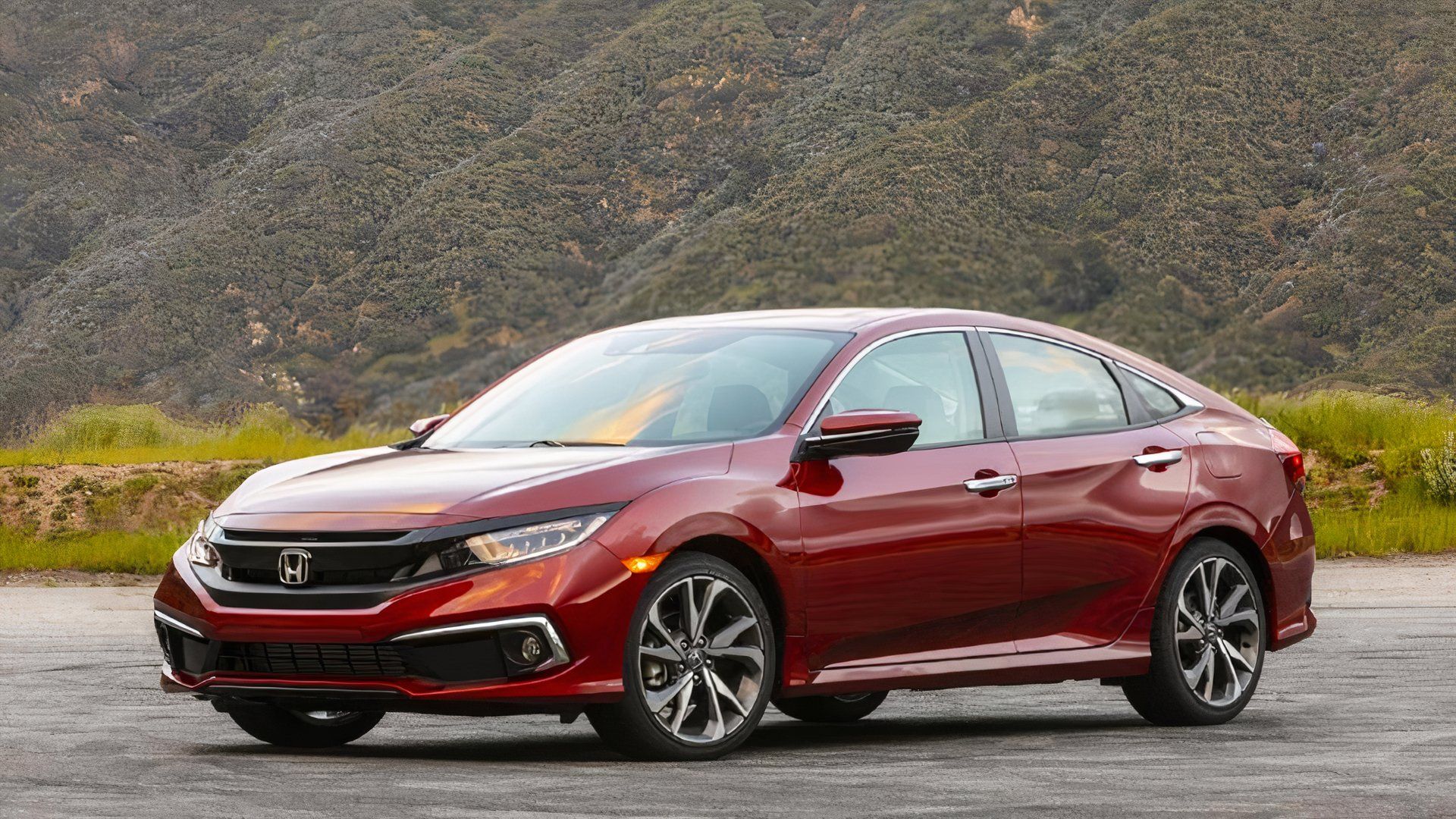 Foto frontal 3/4 de um Honda Civic Touring 2020