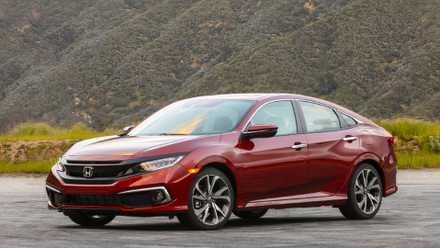 Foto frontal 3/4 de um Honda Civic Touring 2020
