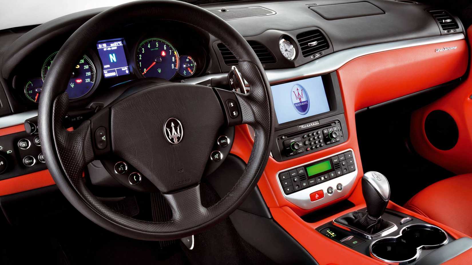 Interior do Maserati GranTurismo 2008, close da frente