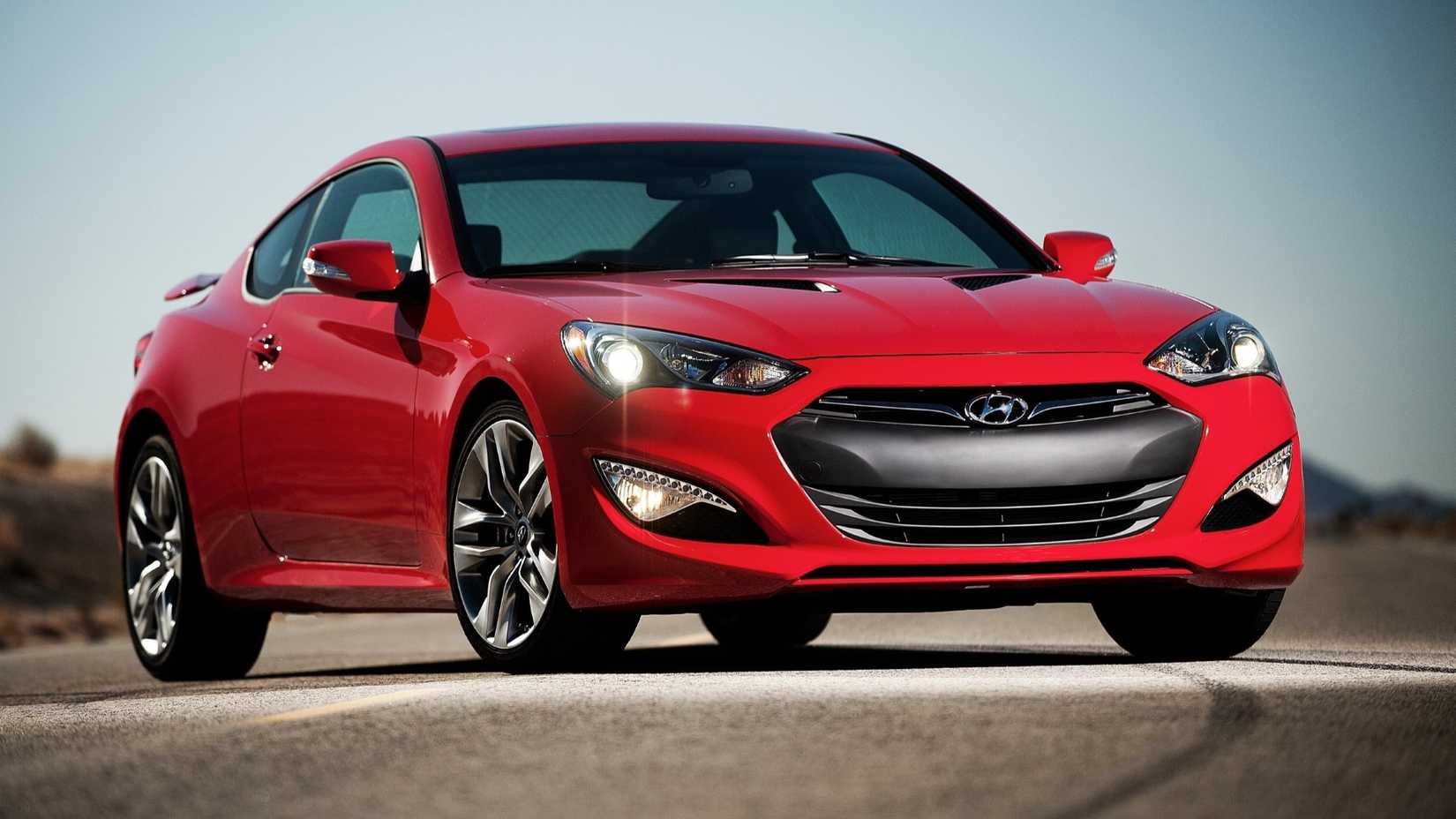 Foto frontal 3/4 de um Hyundai Genesis Coupe 2013