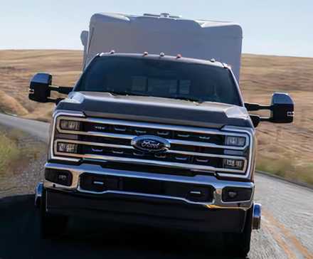 2024 Ford F-350 Super Duty LARIAT em cinza rebocando uma caravana