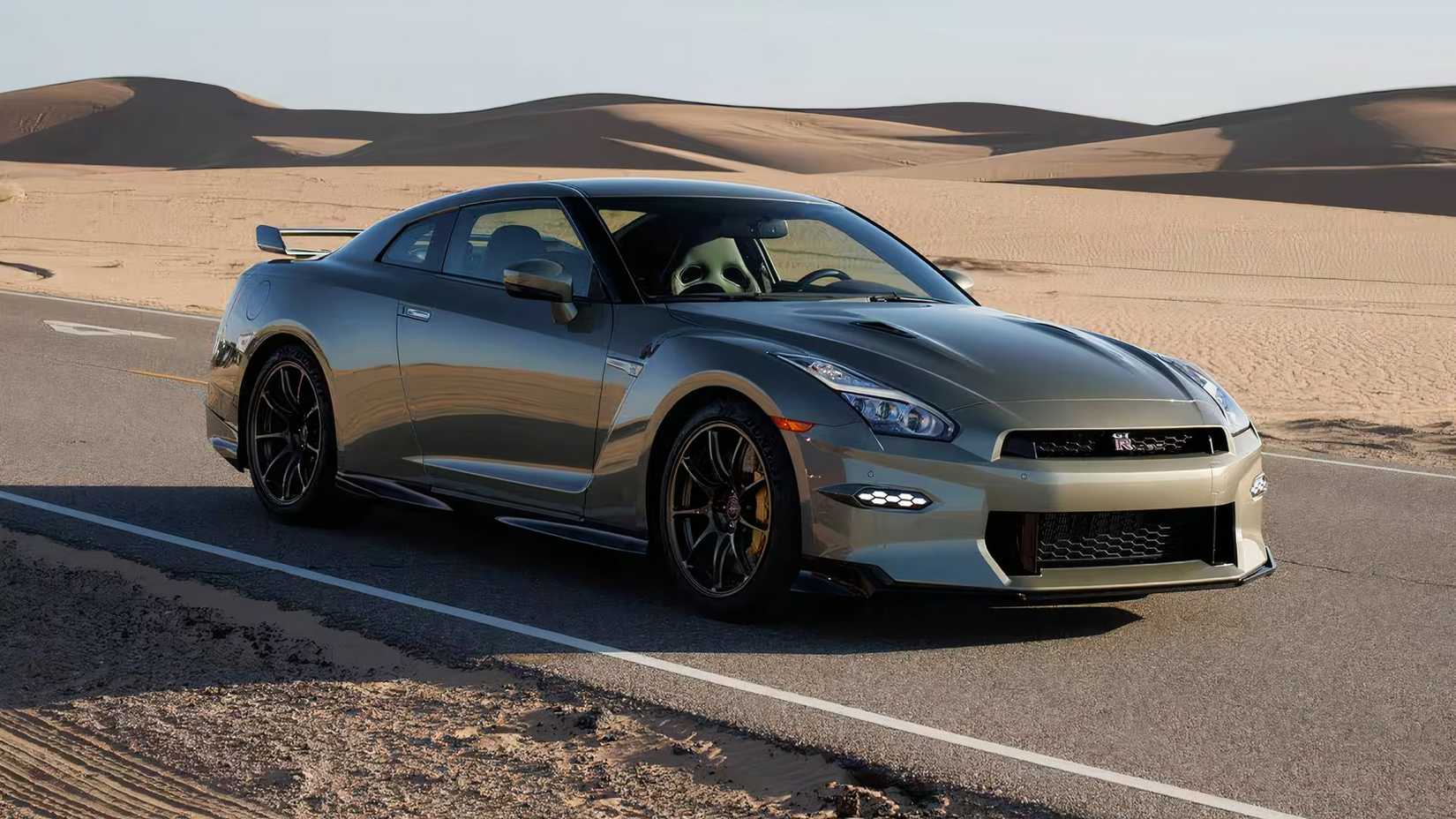 2024 Nissan GT-R T-Spec em direção verde em estrada deserta