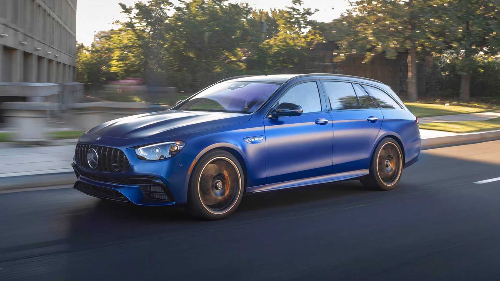 2023 Mercedes-AMG E63 S Wagon em azul dirigindo na estrada