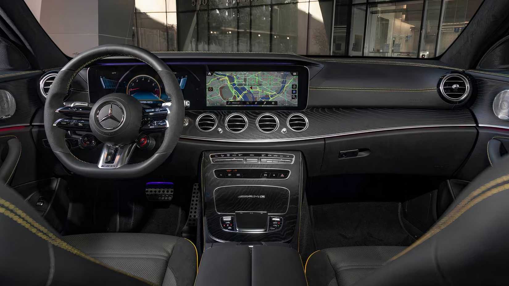 Interior do Mercedes-AMG E63 S Wagon 2023 mostrando painel e cabine